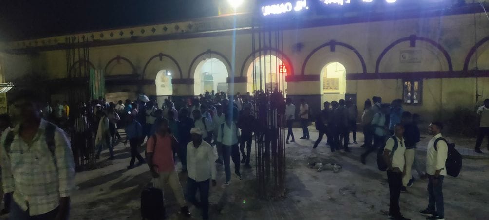 फोटो नंबर-37-रेलवे स्टेशन के प्लेट फार्म नंबर पर लेटे पीईटी के लिए प्रयागज से आए अभ्यर्थी। संवा