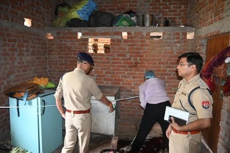 फोटो05सीकेटीपी-23- परिचय- घटना स्थल पर दीवार व छत पर मांस के लोथडे व खून की जांच करते एसपी अरुण