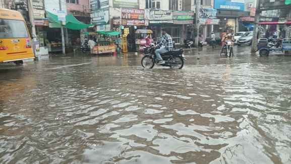 फतेहाबाद शहर से बारिश के दौरान गुजरती छात्राएं। संवाद फतेहाबाद शहर से बारिश के दौरान गुजरती छात्राएं। संवाद