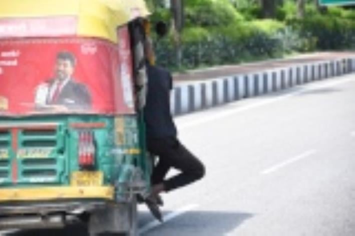 गोमतीनगर में ऑटो व ई रिक्शा में गलत तरीीके से सवारियां बैठी दिखीं।