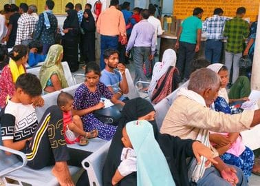 हड्डी रोग विभाग की ओपीडी में मरीज का इलाज करते डॉ. राहुल भारतीय।   संवाद
