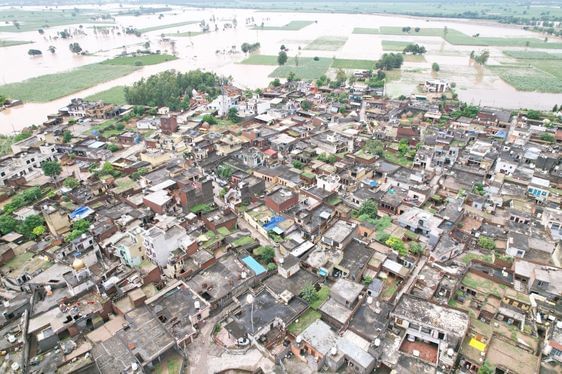 इस्माईलाबाद। गांव नैसी से जलबहेड़ा जाने वाली सडक़ पर दो से ढाई फीट तक बहता रहा पानी, जिससे लोगों