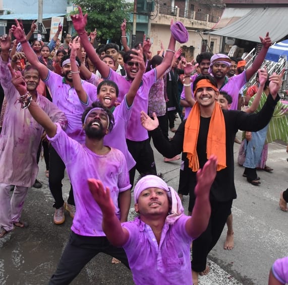 जोखिम में जान - सहारनपुर के बड़ी नहर में तेज बहाव के बीच गणेश विसर्जन करता युवक जोखिम में जान - सहारनपुर के बड़ी नहर में तेज बहाव के बीच गणेश विसर्जन करता युवक