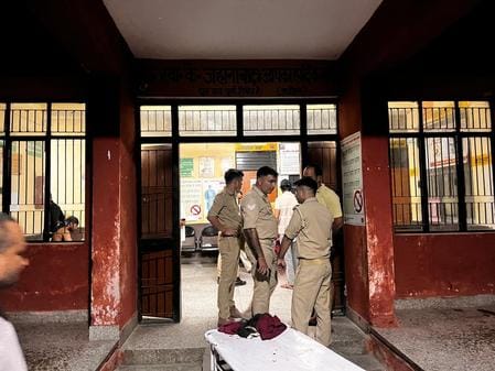 जहानाबाद में खूनी संघर्ष में घायल को अस्पताल ले जाया गया। संवाद