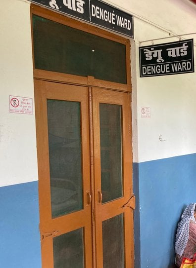 जिला अस्पताल के आईसीसीयू में भर्ती डेंगू पीड़ित। जिला अस्पताल के आईसीसीयू में भर्ती डेंगू पीड़ित।