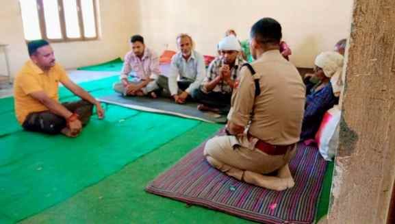 जल शक्ति विभाग के अभियंता से मिलता सुंदरबनी का शिष्टमंडल। स्रोत : प्रशासन