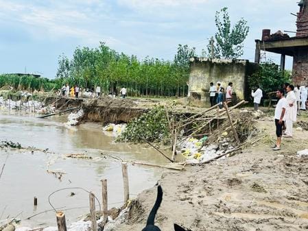जेसीबी की सहायता से यमुना के किनारों पर लगाई जा रही बल्लियां। संवाद जेसीबी की सहायता से यमुना के किनारों पर लगाई जा रही बल्लियां। संवाद