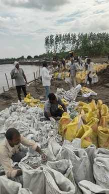जेसीबी की सहायता से यमुना के किनारों पर लगाई जा रही बल्लियां। संवाद जेसीबी की सहायता से यमुना के किनारों पर लगाई जा रही बल्लियां। संवाद