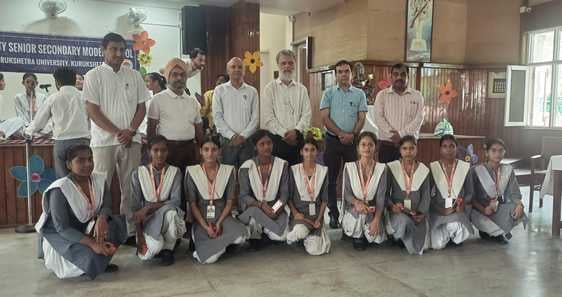 कुरुक्षेत्र। शिक्षक पवन कुमार शर्मा को सम्मानित करते मुख्यातिथि व अन्य। स्वयं