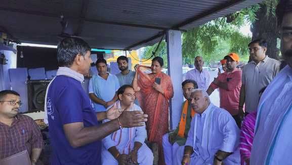 करौली में प्रभारी मंत्री जवाहर सिंह बेढम का दौरा, किया गांवों का दौरा करौली में प्रभारी मंत्री जवाहर सिंह बेढम का दौरा, किया गांवों का दौरा