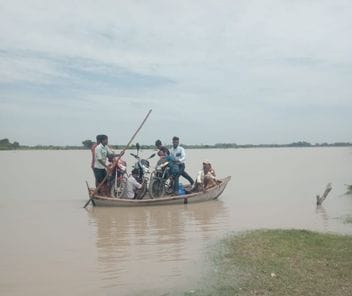 मिर्जापुर में बाढ़ से घिरे पहरुआ संपर्क मार्ग पर निकलते ग्रामीण। संवाद मिर्जापुर में बाढ़ से घिरे पहरुआ संपर्क मार्ग पर निकलते ग्रामीण। संवाद