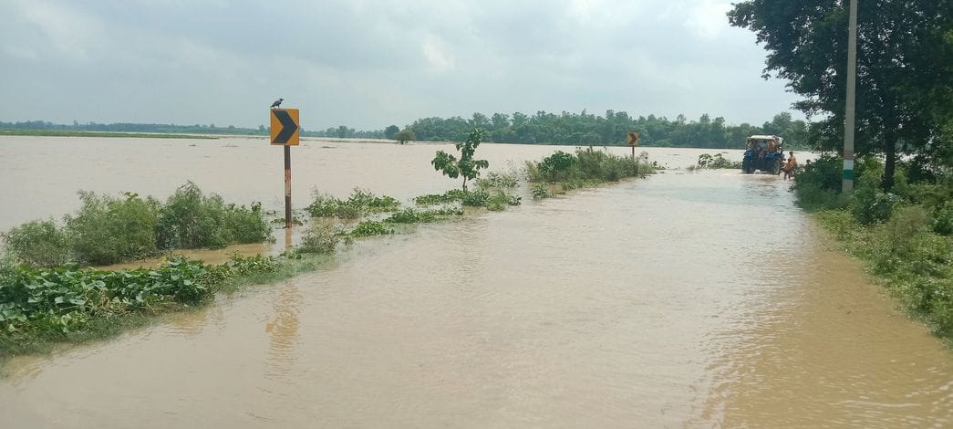 मिर्जापुर में बाढ़ से घिरे पहरुआ संपर्क मार्ग पर निकलते ग्रामीण। संवाद मिर्जापुर में बाढ़ से घिरे पहरुआ संपर्क मार्ग पर निकलते ग्रामीण। संवाद