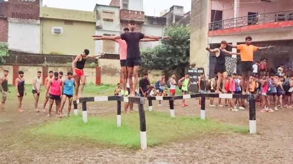 मेरठ रोड पर नुमाइश मैदान में अग्निवीर अभ्यर्थी की शारीरिक जांच करते सेना के अधिकारी। स्त्रोत 