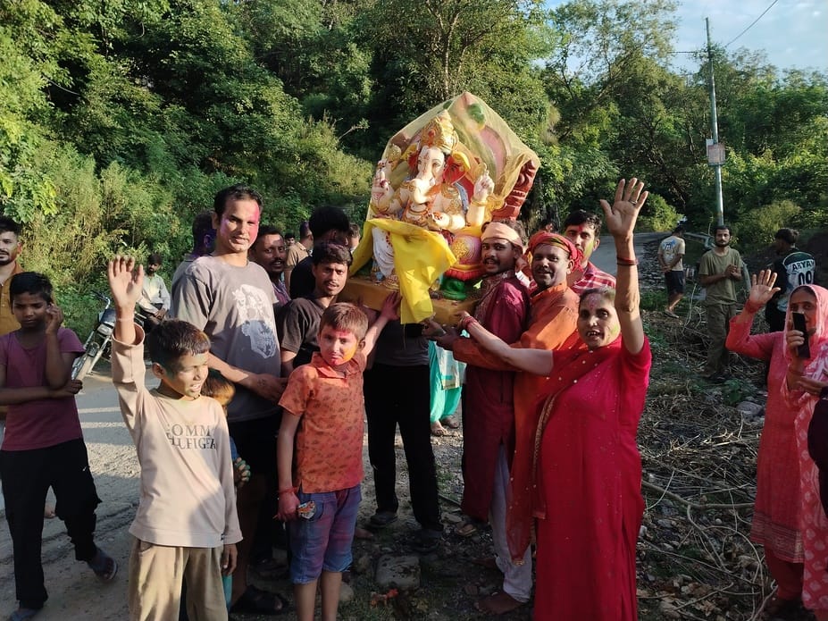 पंचरुखी में निकाली गणेश भगवान की झांकी। -संवाद पंचरुखी में निकाली गणेश भगवान की झांकी। -संवाद