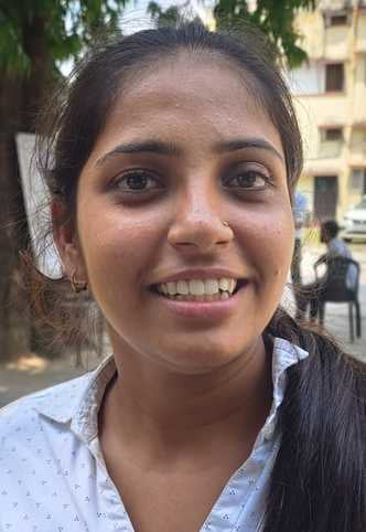 पीईटी परीक्षा के लिए परीक्षा केंद्र जीआईसी में लगी परीक्षार्थियों की लाइन। संवाद पीईटी परीक्षा के लिए परीक्षा केंद्र जीआईसी में लगी परीक्षार्थियों की लाइन। संवाद