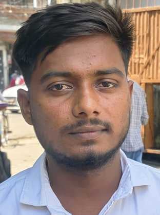 पीईटी परीक्षा के लिए परीक्षा केंद्र जीआईसी में लगी परीक्षार्थियों की लाइन। संवाद पीईटी परीक्षा के लिए परीक्षा केंद्र जीआईसी में लगी परीक्षार्थियों की लाइन। संवाद