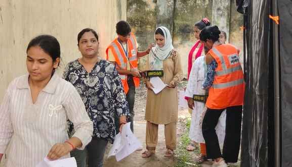 पीईटी परीक्षा के लिए परीक्षा केंद्र जीआईसी में लगी परीक्षार्थियों की लाइन। संवाद पीईटी परीक्षा के लिए परीक्षा केंद्र जीआईसी में लगी परीक्षार्थियों की लाइन। संवाद