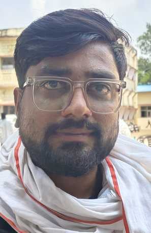 पीईटी परीक्षा के लिए परीक्षा केंद्र जीआईसी में लगी परीक्षार्थियों की लाइन। संवाद पीईटी परीक्षा के लिए परीक्षा केंद्र जीआईसी में लगी परीक्षार्थियों की लाइन। संवाद
