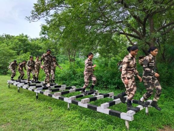प्रशिक्षण लेतीं महिला कमांडो।