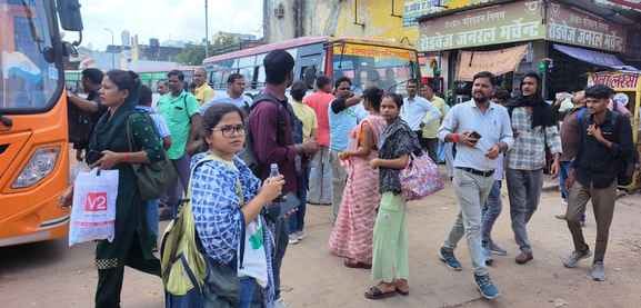 परीक्षा छूटने के बाद रेलवे स्टेशन पर ट्रेन में चढ़ने के लिए हो रही मारा मारी। संवाद परीक्षा छूटने के बाद रेलवे स्टेशन पर ट्रेन में चढ़ने के लिए हो रही मारा मारी। संवाद