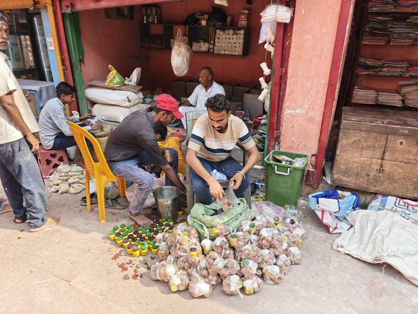पितृपक्ष मेला क्षेत्र में पिंडदान के लिए दुकानों में सजा समाग्री