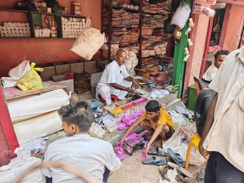 पितृपक्ष मेला क्षेत्र में पिंडदान के लिए दुकानों में सजा समाग्री