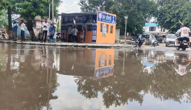 राजकीय मेडिकज कॉलेज में बाढ़ के पानी से बचाव को एक्स-रे व अल्ट्रासाउंड कक्ष के गेट पर उठवाई गईं राजकीय मेडिकज कॉलेज में बाढ़ के पानी से बचाव को एक्स-रे व अल्ट्रासाउंड कक्ष के गेट पर उठवाई गईं