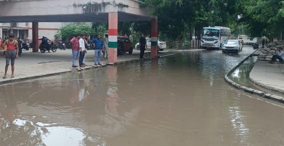 राजकीय मेडिकज कॉलेज में बाढ़ के पानी से बचाव को एक्स-रे व अल्ट्रासाउंड कक्ष के गेट पर उठवाई गईं राजकीय मेडिकज कॉलेज में बाढ़ के पानी से बचाव को एक्स-रे व अल्ट्रासाउंड कक्ष के गेट पर उठवाई गईं