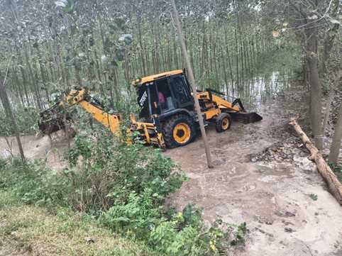 सनौली क्षेत्र खेतों में जमा रेत। संवाद सनौली क्षेत्र खेतों में जमा रेत। संवाद