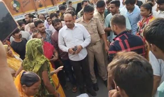 सैरपुर में शुक्रवार सुबह हादसे में राम स्वरूप गौतम की मौत हो गई। परिजनों ने हाईवे पर उनका शव रख