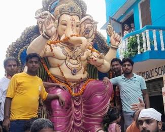 सरधना। अनंत चतुर्दशी के मौके पर कस्बे में निकाली गई गणपति शोभायात्रा में शामिल श्रद्धालुओं की भ