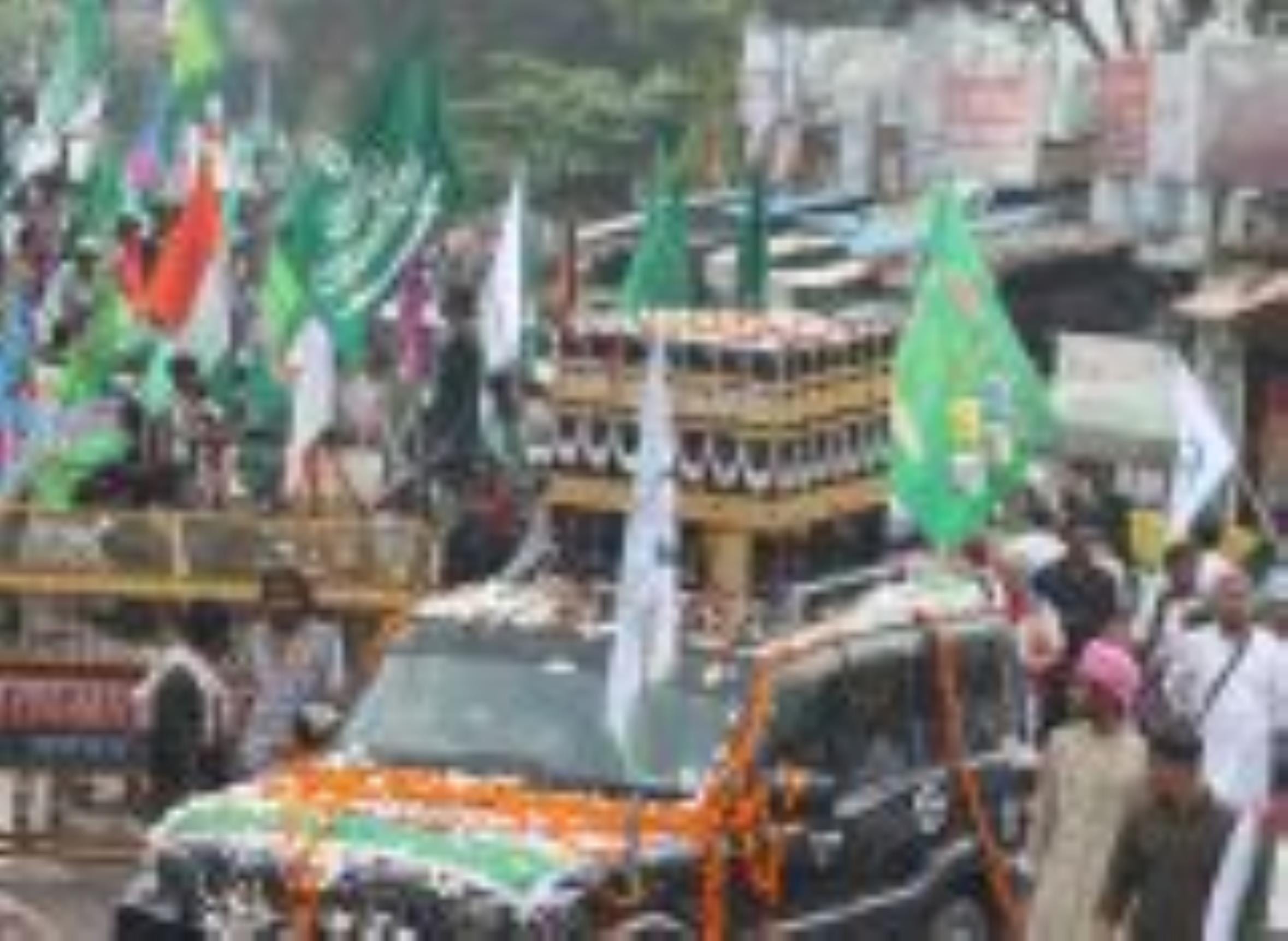 सदाओं के बीच निकला जुलूस-ए-मोहम्मदी सदाओं के बीच निकला जुलूस-ए-मोहम्मदी