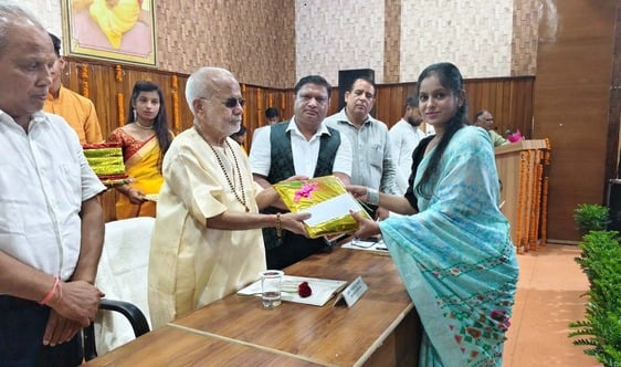 शाहजहांपुर में एसपी कॉलेज में डॉ.सर्वपल्ली राधाकृष्णन के चित्र पर पुष्पांजलि अर्पित करते छात्र।