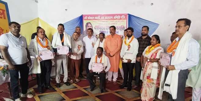 शाहजहांपुर में एसपी कॉलेज में डॉ.सर्वपल्ली राधाकृष्णन के चित्र पर पुष्पांजलि अर्पित करते छात्र।