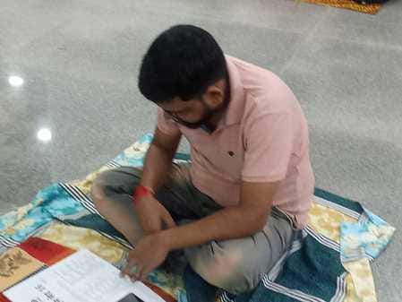 शामली रेलवे स्टेशन पर परीक्षा की तैयारी करते अभ्यर्थी। संवाद