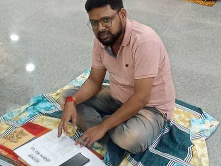 शामली रेलवे स्टेशन पर परीक्षा की तैयारी करते अभ्यर्थी। संवाद