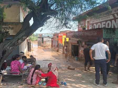 टांगरी के पास बनी कॉलोनी में गाद व जलभराव। संवाद