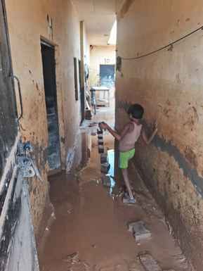 टांगरी के पास बनी कॉलोनी में गाद व जलभराव। संवाद