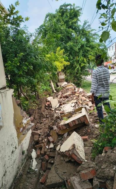 दीवार गिरने से मजदूर घायल।