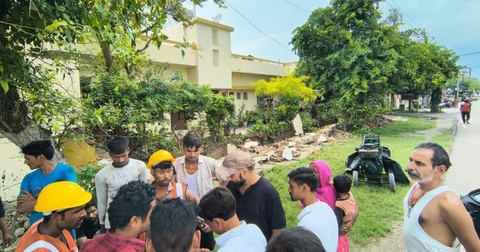 दीवार गिरने से मजदूर घायल।