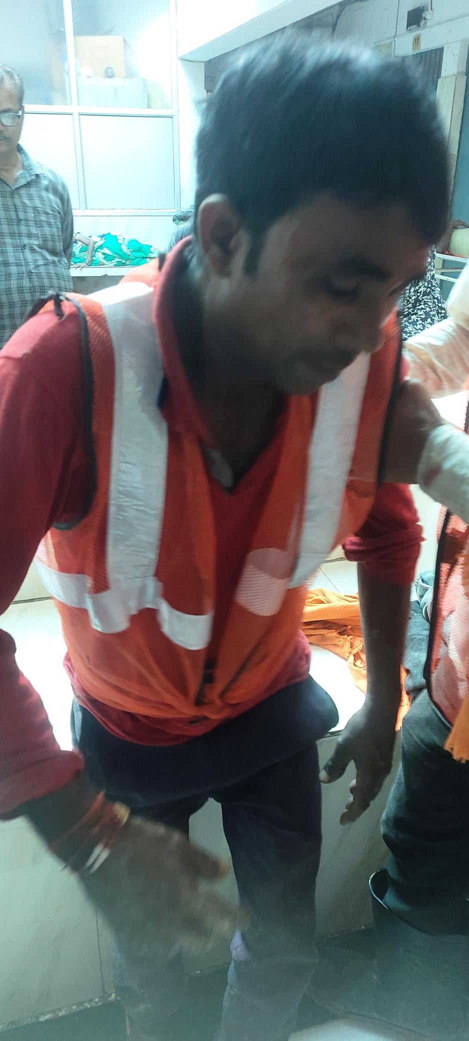 दीवार गिरने से मजदूर घायल।