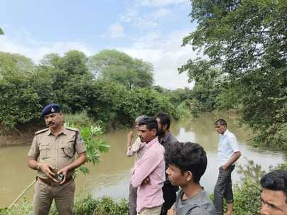 उत्सव के बीच हादसे की खबर मिलते ही पुलिस प्रशासन मौके पर पहुंचा उत्सव के बीच हादसे की खबर मिलते ही पुलिस प्रशासन मौके पर पहुंचा