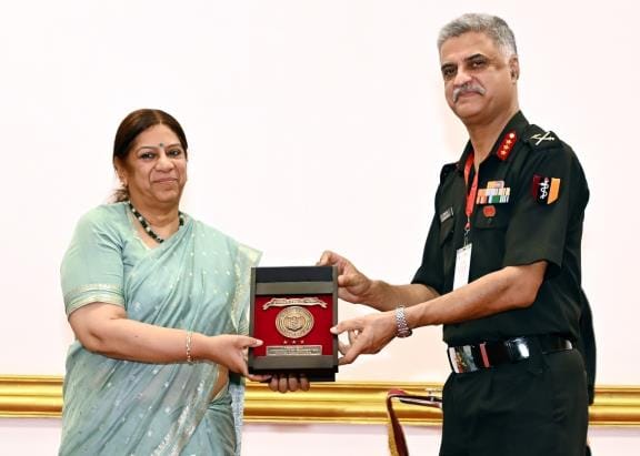 उद्घाटन के अवसर पर केजीएमयू की कुलपति प्रो. सोनिया नित्यानंद, एएमसी के कमांडेंट लेफ्टिनेंट जनरल उद्घाटन के अवसर पर केजीएमयू की कुलपति प्रो. सोनिया नित्यानंद, एएमसी के कमांडेंट लेफ्टिनेंट जनरल