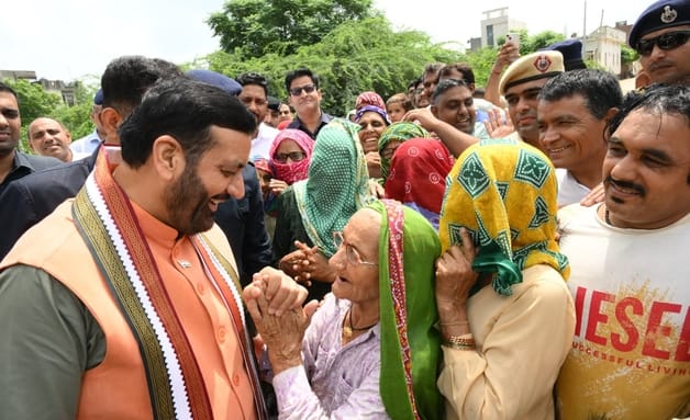 07जेएनडी15-मुख्यमंत्री नायब सिंह सैनी को पानी पिलाते हुए ग्रामीण। स्रोत प्रशासन 07जेएनडी15-मुख्यमंत्री नायब सिंह सैनी को पानी पिलाते हुए ग्रामीण। स्रोत प्रशासन