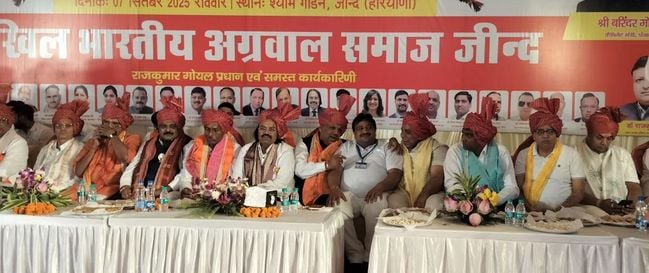 07जेएनडी32: मंच से अपने पंसद के जीवन साथी की तलाश में अपना परिचय देते हुए युवक व युवती। संवाद 07जेएनडी32: मंच से अपने पंसद के जीवन साथी की तलाश में अपना परिचय देते हुए युवक व युवती। संवाद