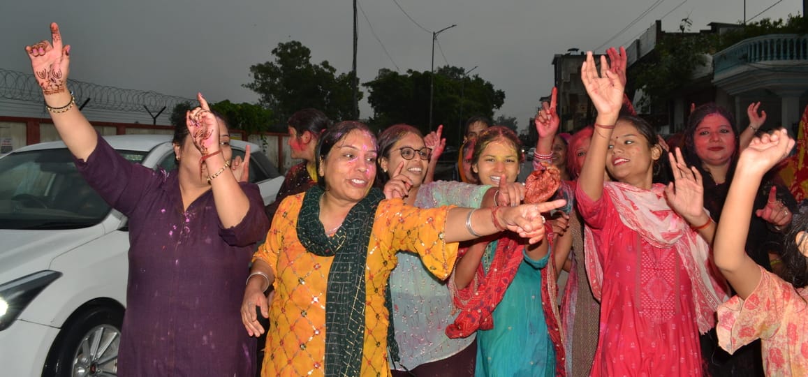 21.. ... पश्चिमी यमुना नहर में बारिश के बीच सभी श्रद्धालु अपने अपने गणपति का विसर्जन करने पहुं