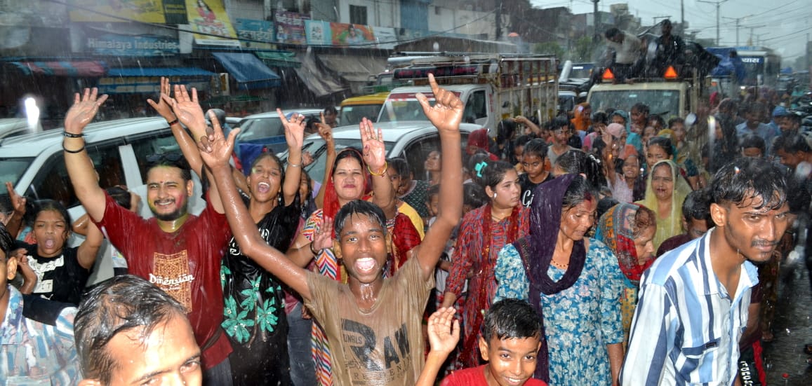 21.. ... पश्चिमी यमुना नहर में बारिश के बीच सभी श्रद्धालु अपने अपने गणपति का विसर्जन करने पहुं