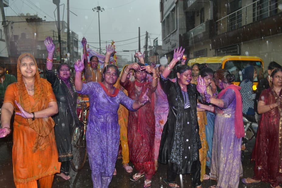 21.. ... पश्चिमी यमुना नहर में बारिश के बीच सभी श्रद्धालु अपने अपने गणपति का विसर्जन करने पहुं