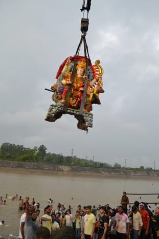 21.. ... पश्चिमी यमुना नहर में बारिश के बीच सभी श्रद्धालु अपने अपने गणपति का विसर्जन करने पहुं