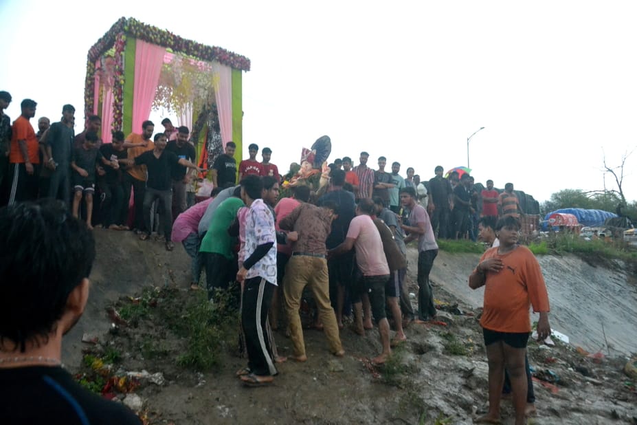 21.. ... पश्चिमी यमुना नहर में बारिश के बीच सभी श्रद्धालु अपने अपने गणपति का विसर्जन करने पहुं